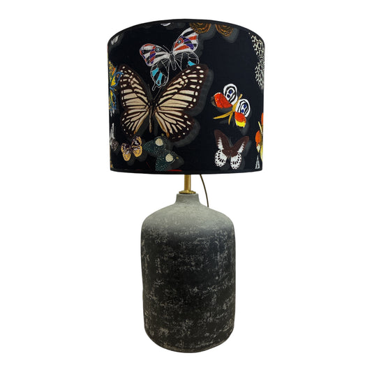 Butterfly mit schwarzem Fuß